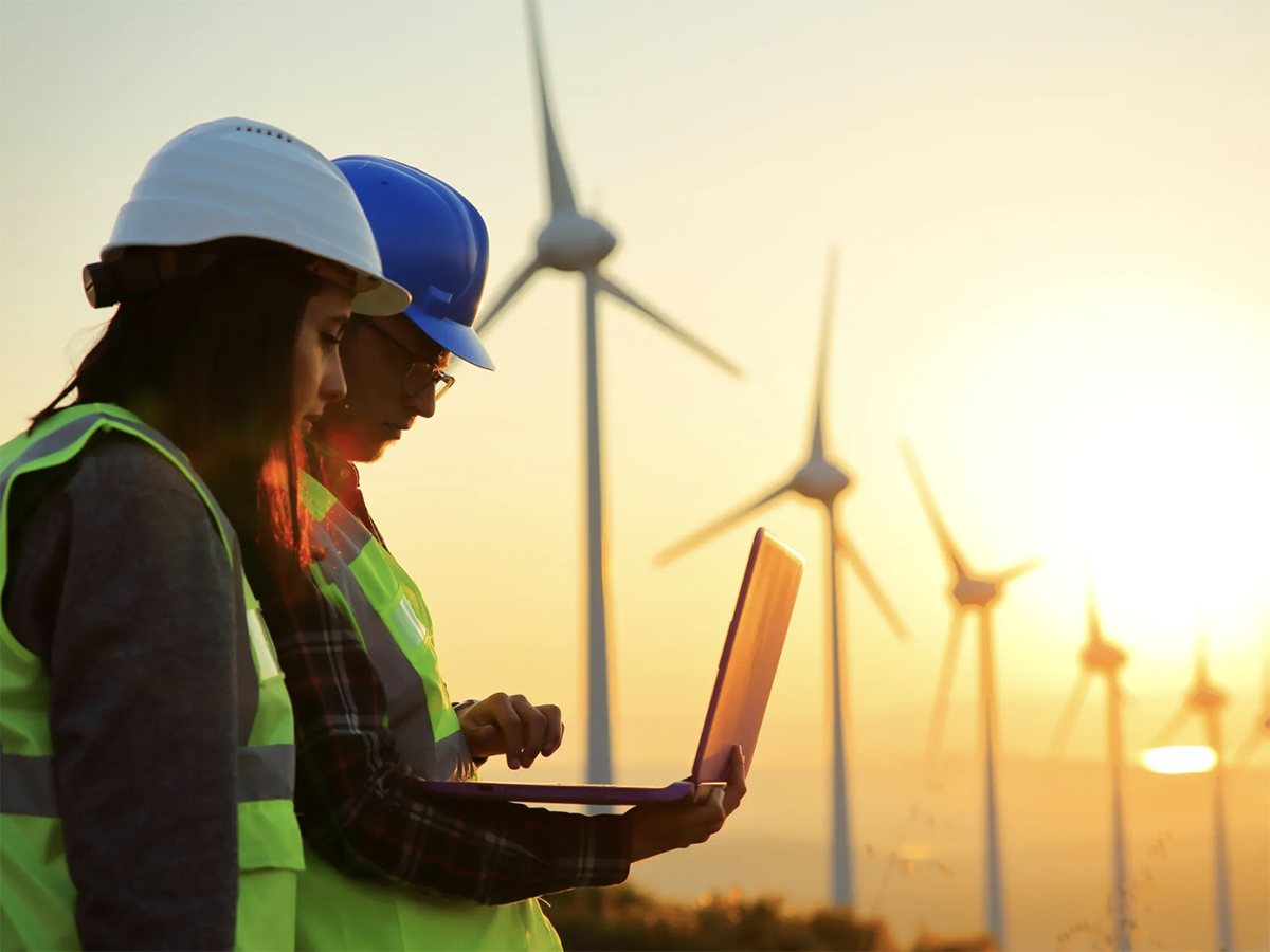 Trabajadores de GFM Energía Solar en un parque eólico. 