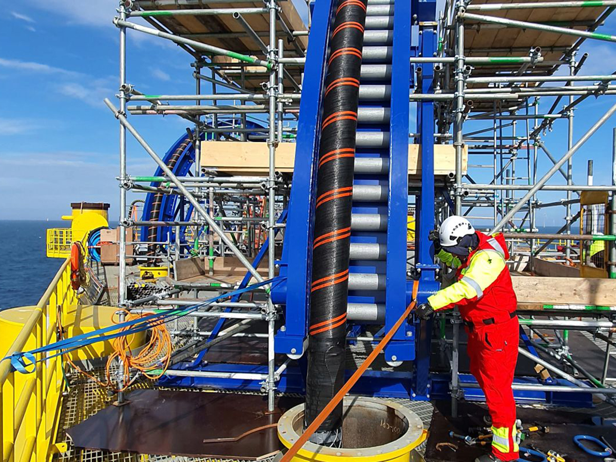 Un 'electroducto' submarino llevará la energía renovable desde el sur al norte de Italia