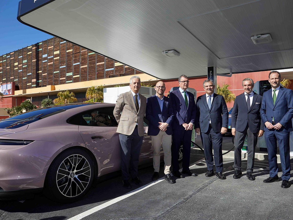 Porsche inaugura una estación de carga ultrarrápida en Murcia