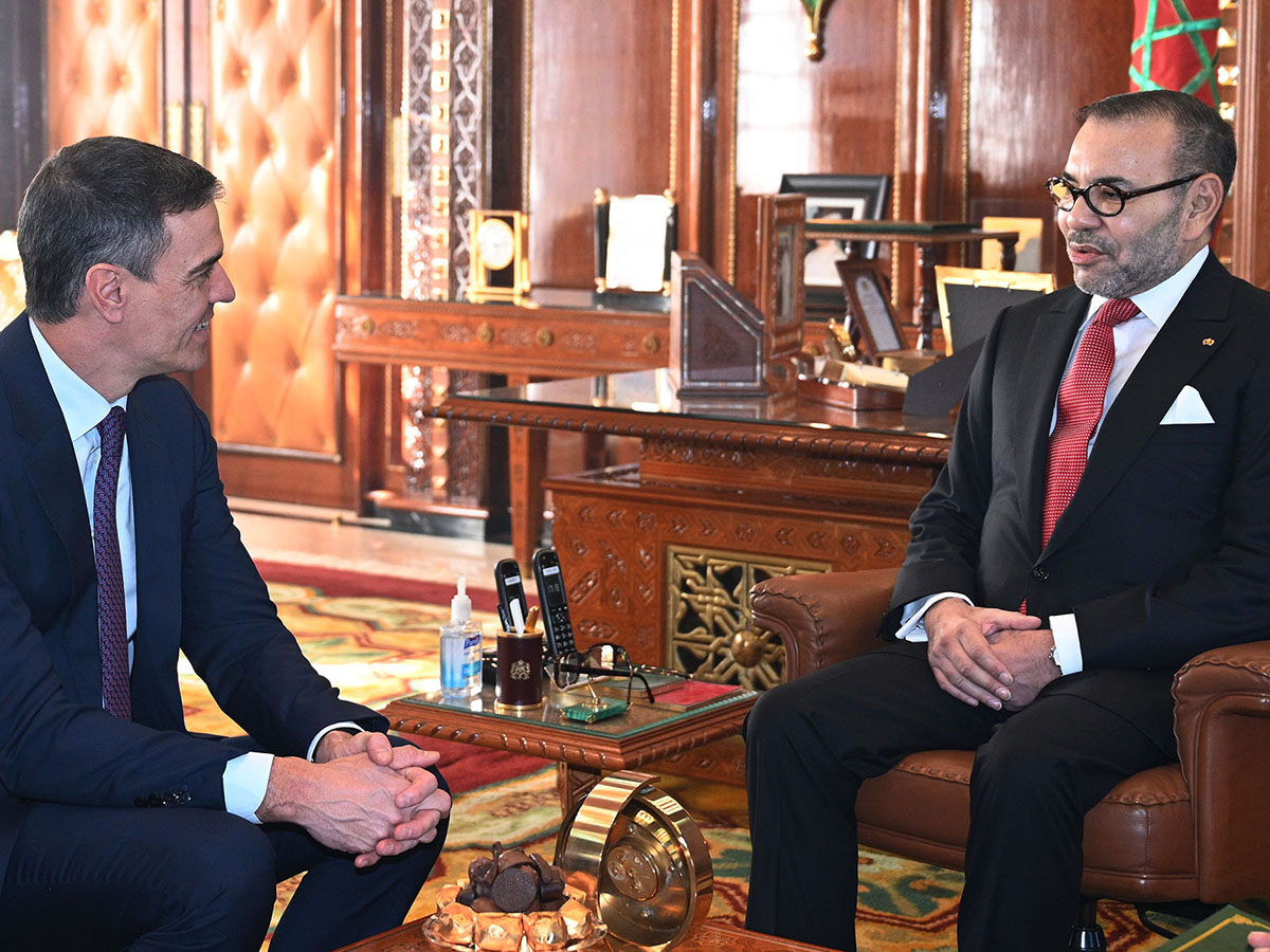 El presidente del Gobierno, Pedro Sánchez, y el rey de Marruecos, Mohamed Felipe VI, durante la reunión que han mantenido en Rabat. 