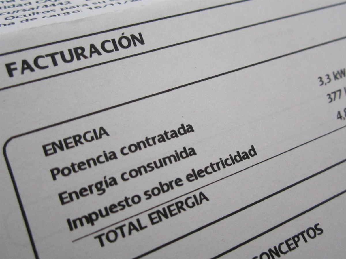 La OCU exige al Gobierno mantener el IVA de la electricidad en el 10%, ya que es "un servicio de primera necesidad"