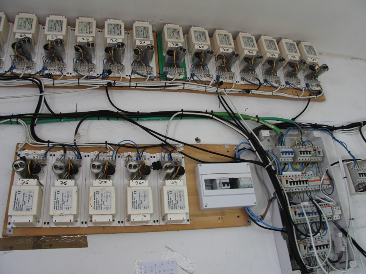 Arde un centro de transformación de Pinos Puente (Granada) por la sobrecarga por los enganches ilegales