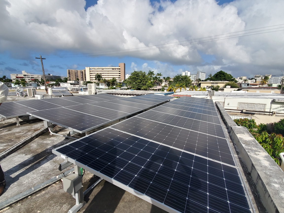 Cómo la energía solar distribuida mantiene a flote la red de Puerto Rico