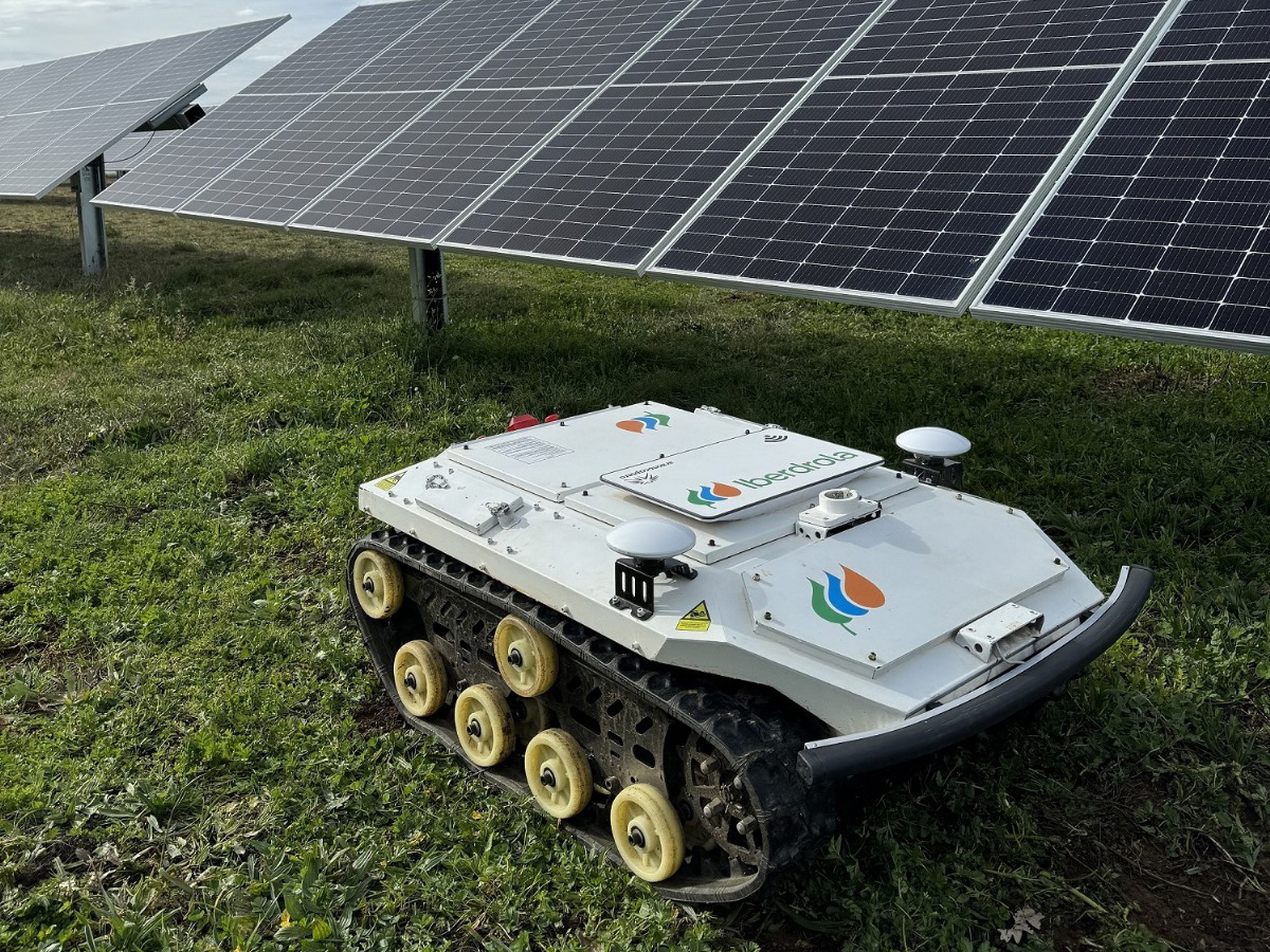 Iberdrola y Arbórea Intellbird revolucionan la gestión de las plantas solares con el robot 'Antecursor II'