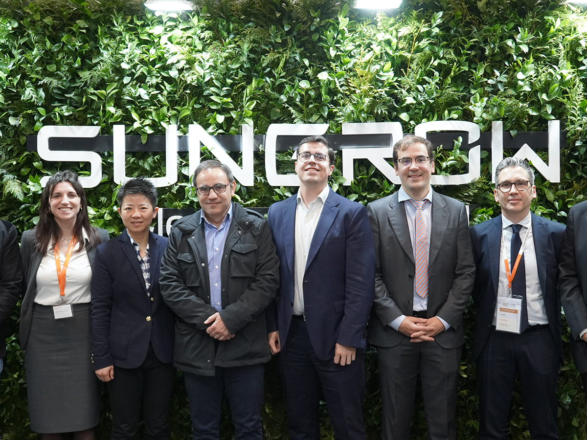 Holaluz y Sungrow se alían para impulsar la generación distribuida residencial en España