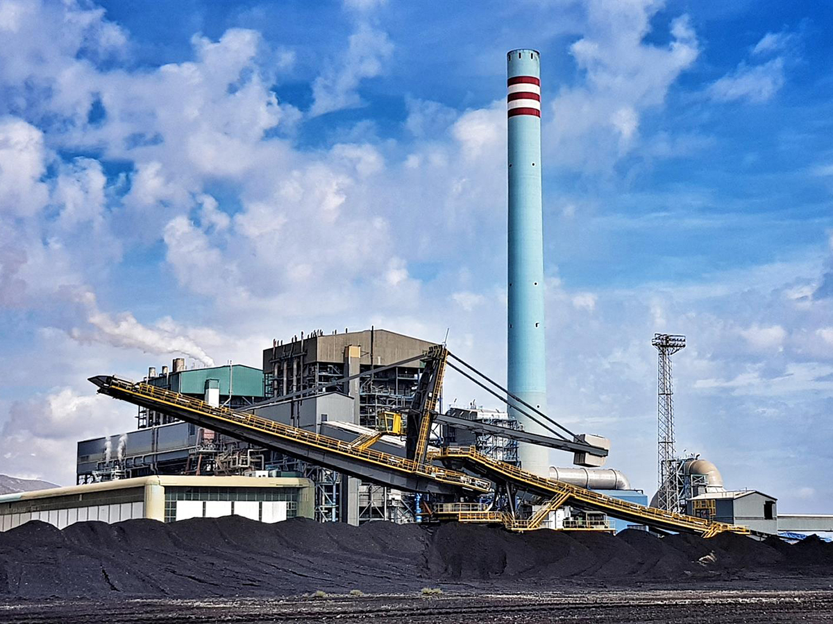 Endesa vuela la chimenea de la central térmica de Carboneras y avanza en su desmantelamiento, que está al 42%