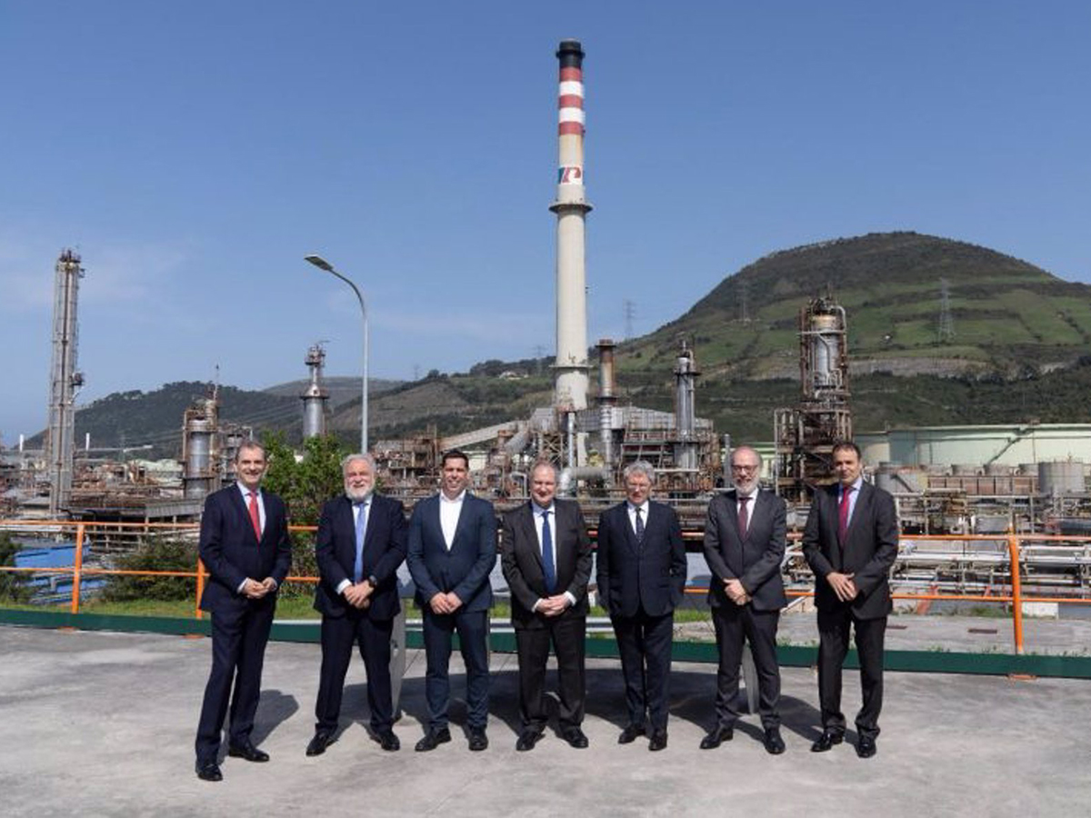 El ministro de Industria visita Petronor para conocer sus nuevos proyectos y los planes del Corredor Vasco del Hidrógeno