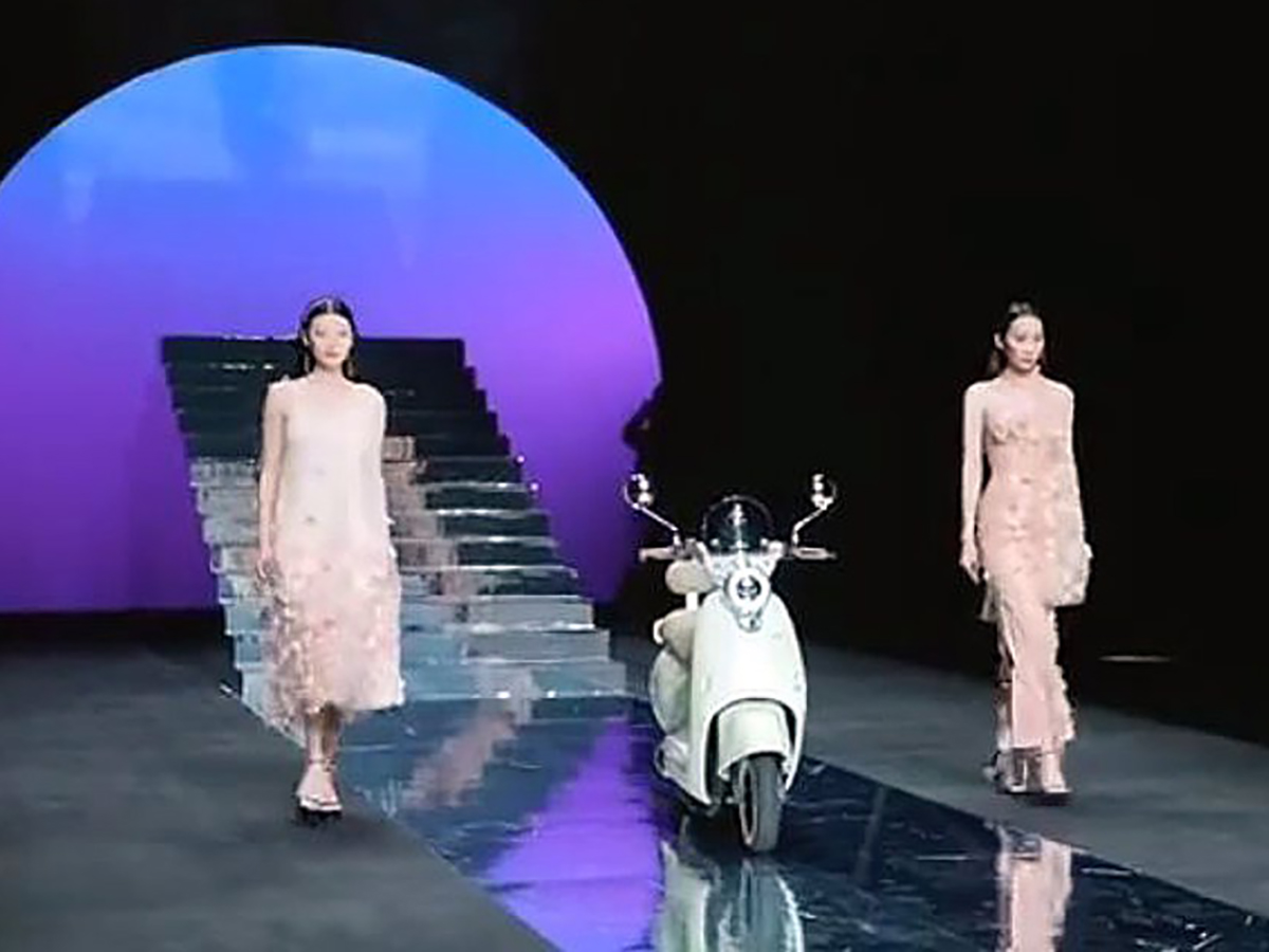 Yadea muestra por primera vez su proyecto de moto autónoma en la Semana de la Moda de China