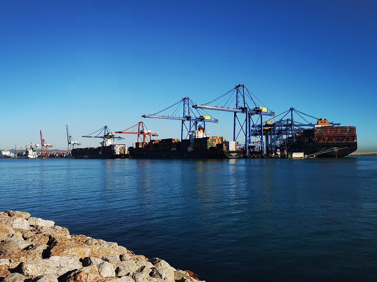 Buques en el Puerto de Valencia (España).