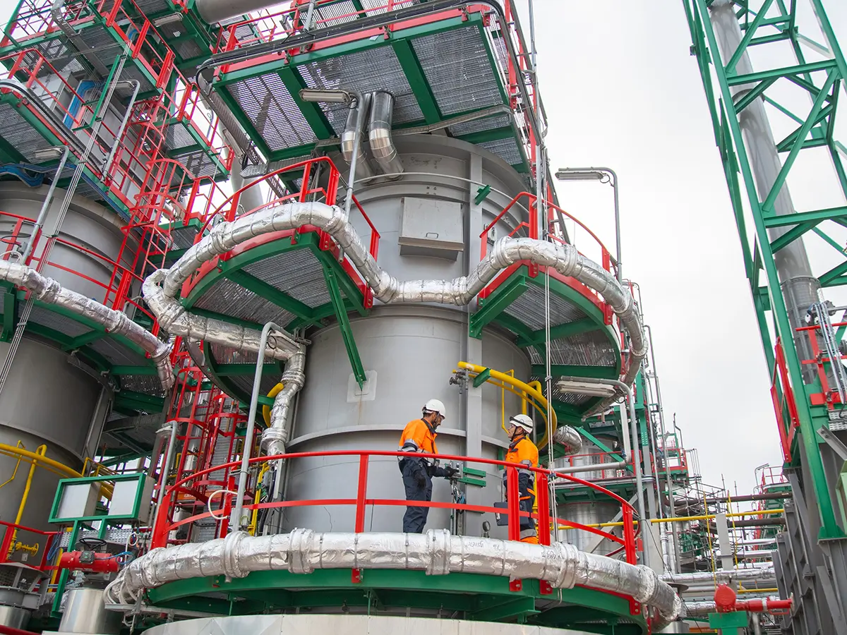 Trabajadores de Repsol en la planta de combustibles renovables de Cartagena.