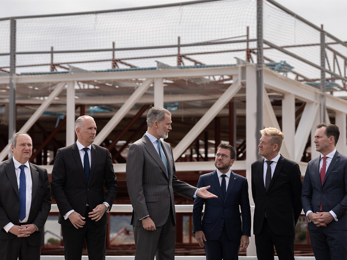 El Rey visita las obras de la planta de ensamblaje de baterías de Martorell (Barcelona) con Aragonès