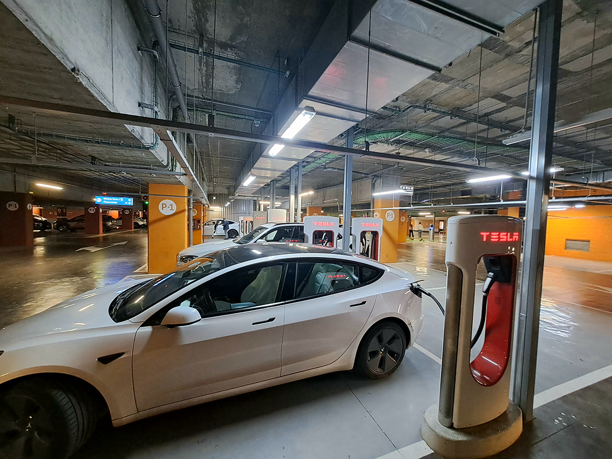 TORRE SEVILLA amplía su estación de supercargadores Tesla