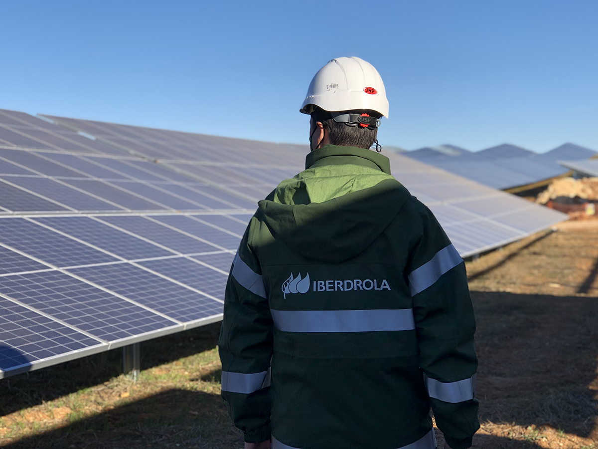 Decenas de empleados de Iberdrola piden la revisión salarial ante la junta de accionistas