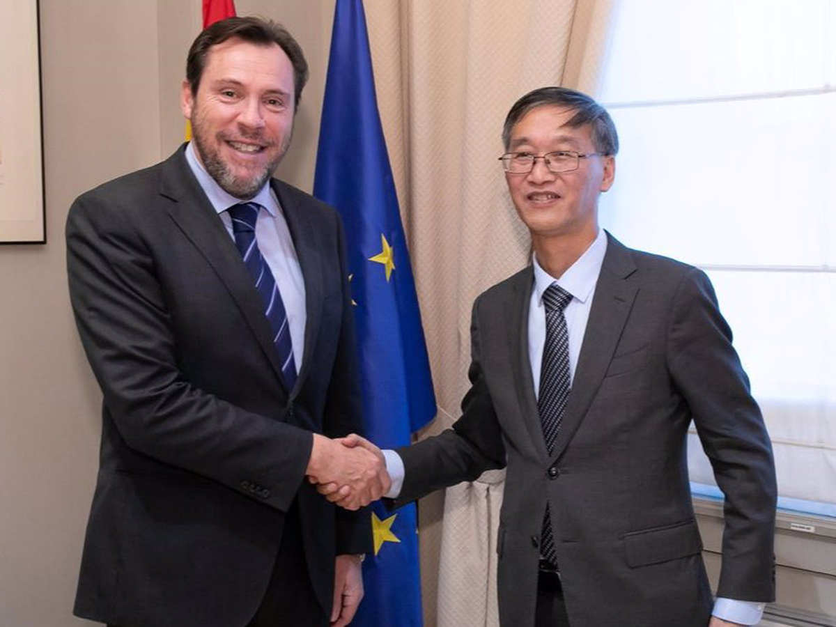 Óscar Puente se reúne con el embajador de China en España para abordar las infraestructuras y la movilidad