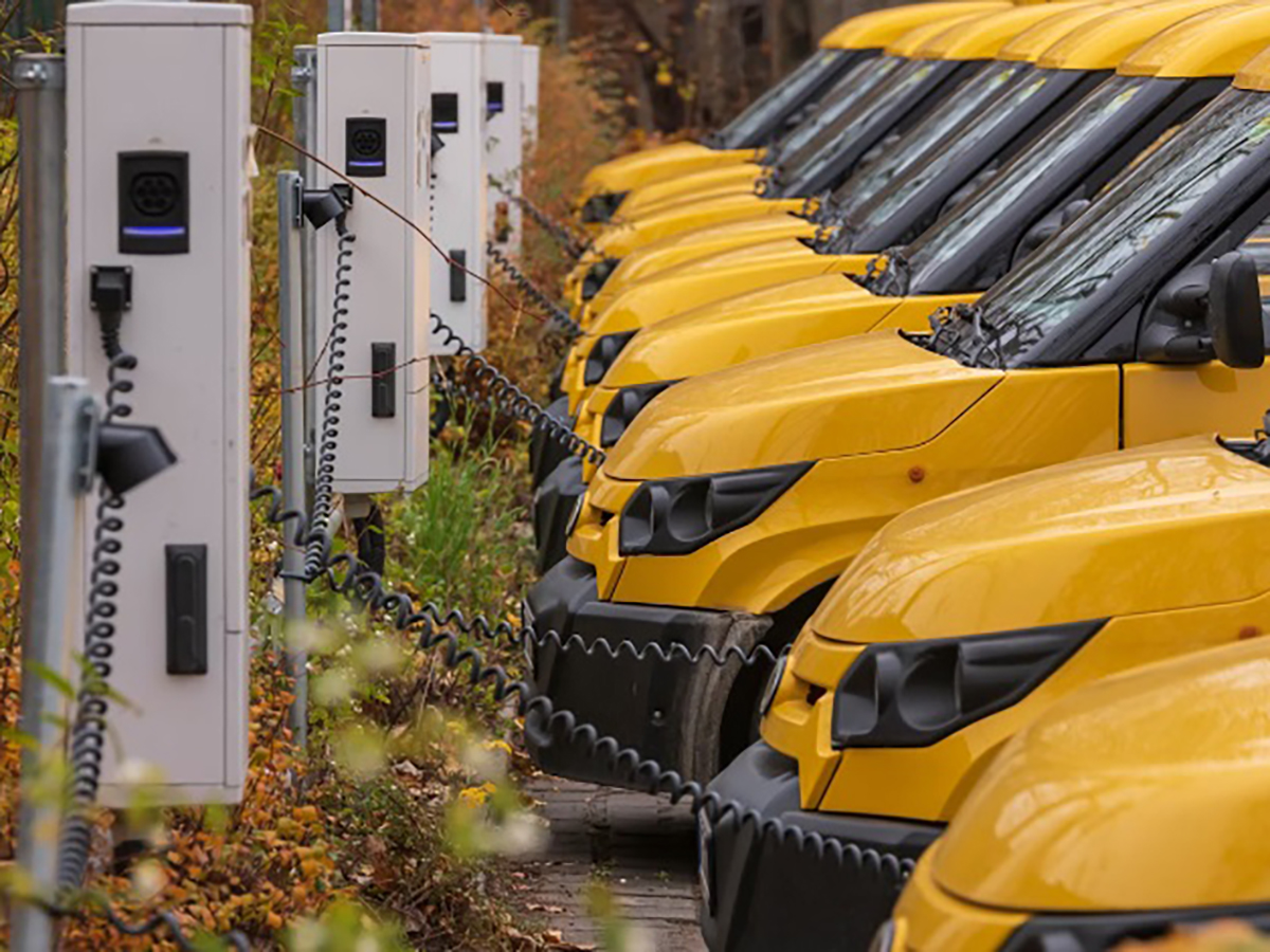 Vehículos eléctricos recargando la batería. 