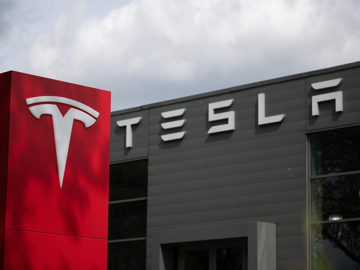 El logotipo de Tesla en un concesionario de automóviles.