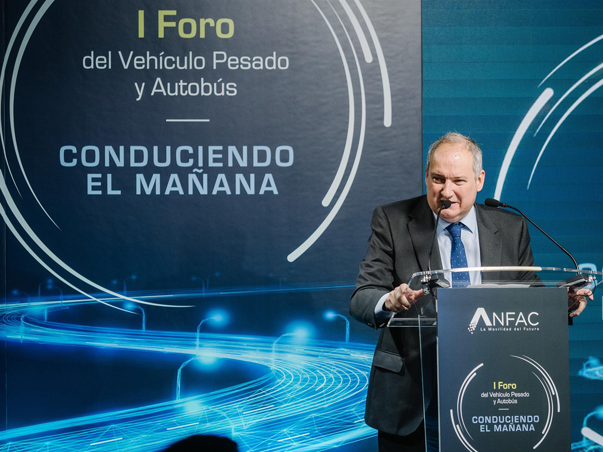 El ministro de Industria y Turismo, Jordi Hereu, en el I Foro Anfac del Vehículo Pesado y Autobús "Conduciendo el mañana" habla sobre los Perte VEC. FOTO: David López Villalta