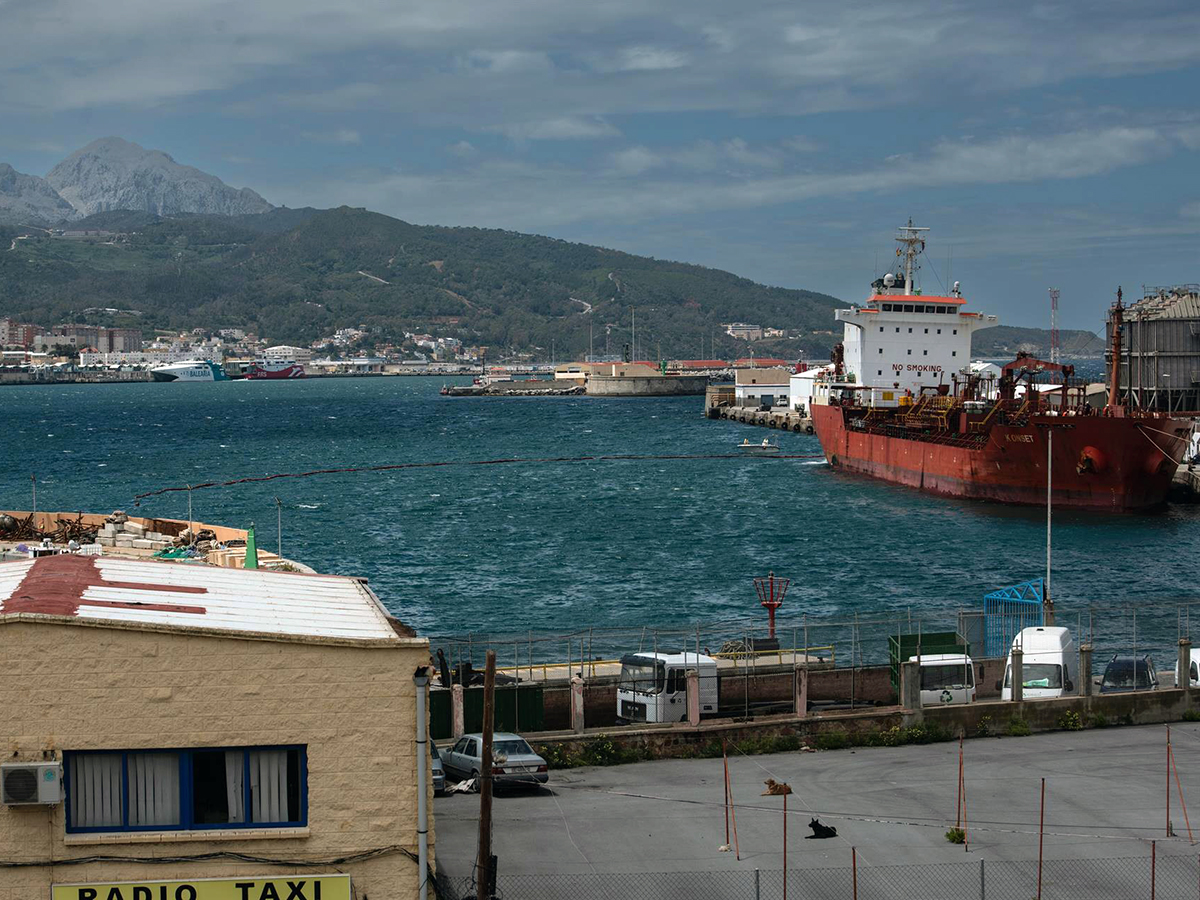 Un barco liberiano derrama 25.000 litros de fueloil en Ceuta