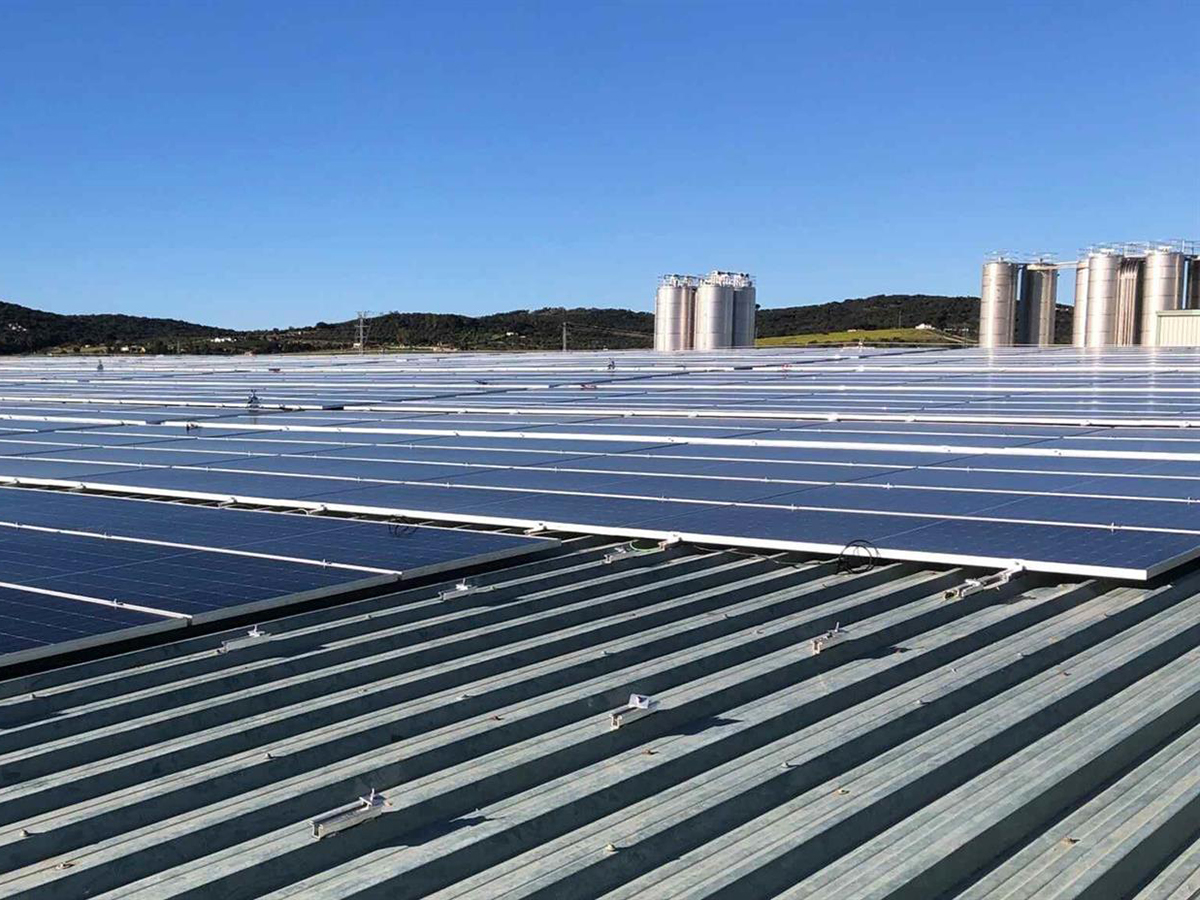 Endesa instala planta fotovoltaica en el complejo Resilux que evitará la producción de 1.295,4 toneladas de CO2