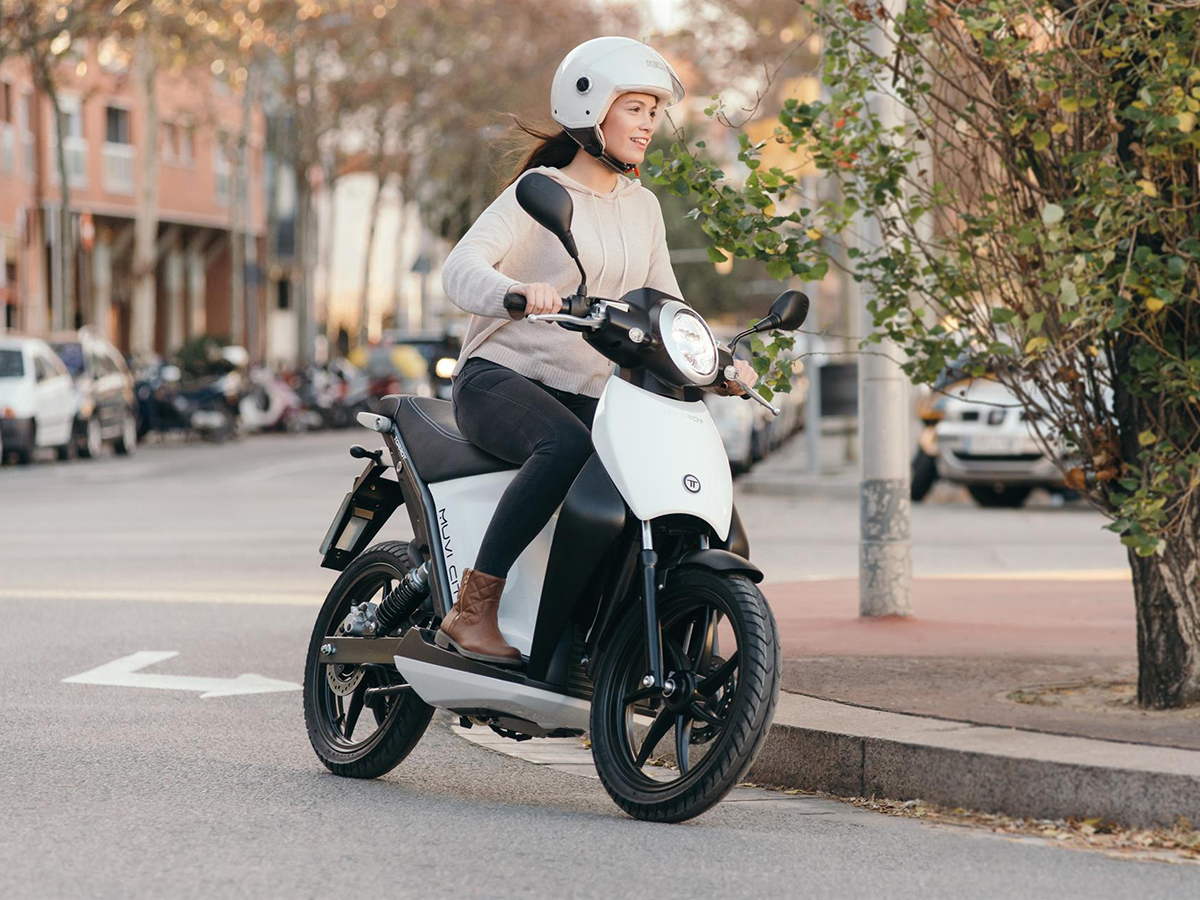 Las ventas de motos eléctricas caen un 34,6% en abril.