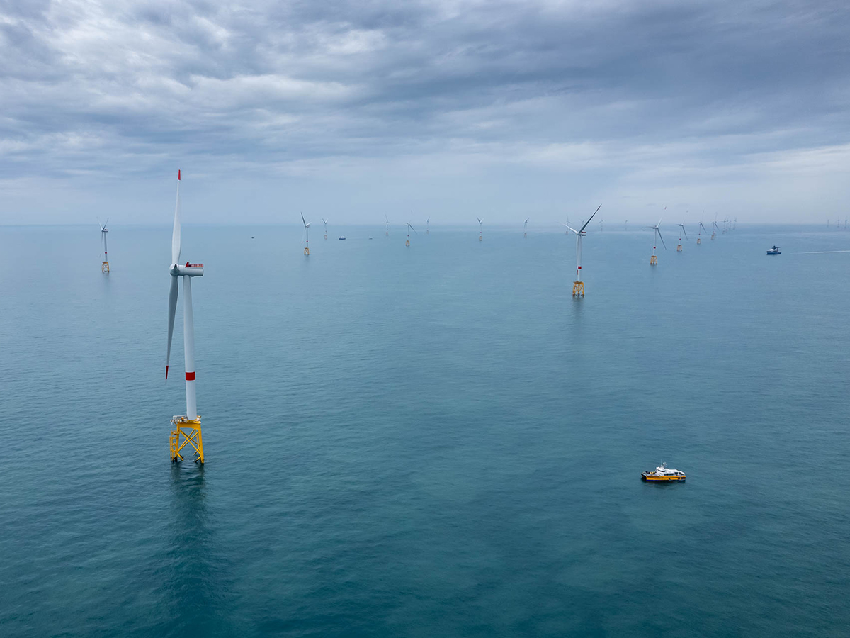 Iberdrola pone en marcha su primer parque eólico marino en Francia