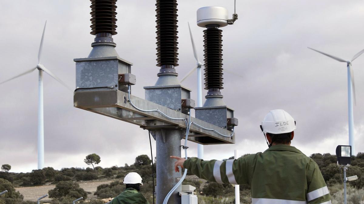 Trabajadores en una subestación eléctrica de Iberdrola.