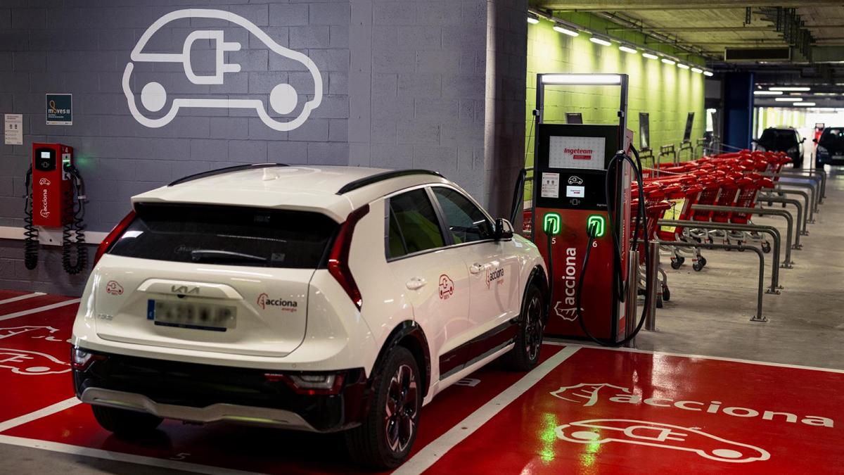 Acciona Energía se asocia con URW para instalar 180 puntos de recarga en cuatro centros comerciales de España