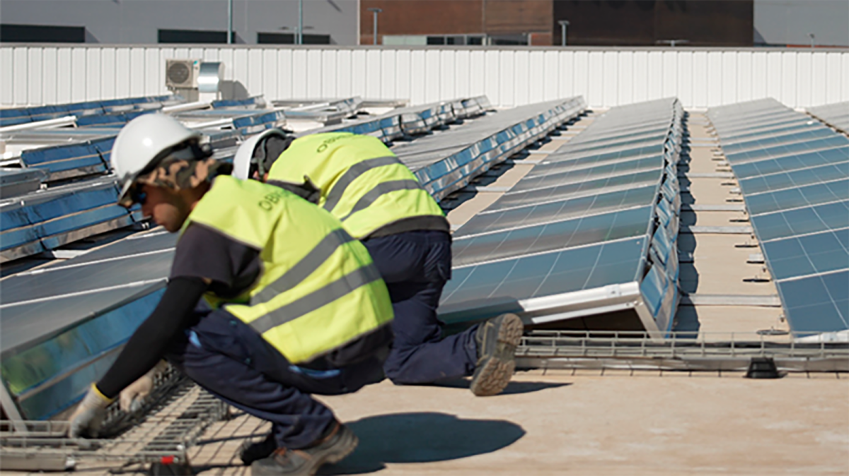 Trabajadores instalan una comunidad energética. 