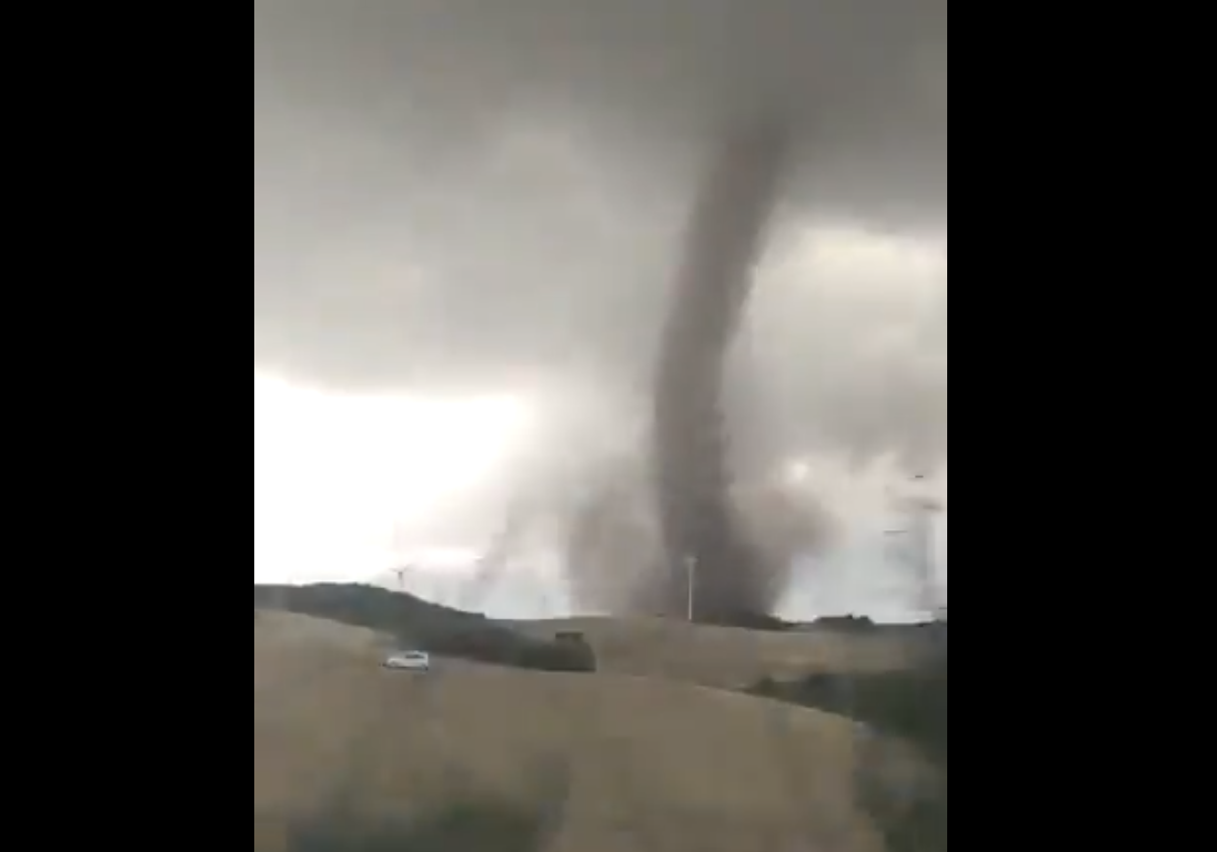 Las impresionantes imágenes de un tornado que atraviesa un parque eólico en Campillos (Málaga)