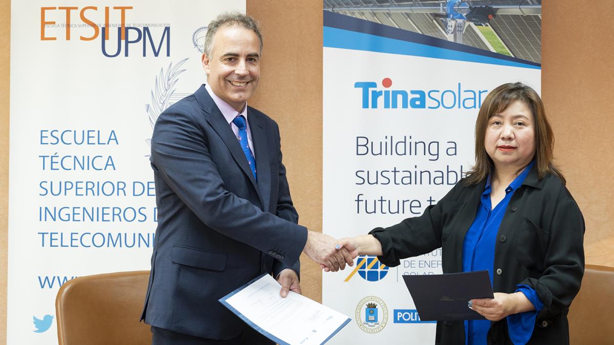 Ignacio Antón Hernández, Director del IES-UPM, y Helena Li, Presidenta Ejecutiva de Trinasolar, en la ceremonia de firma. 