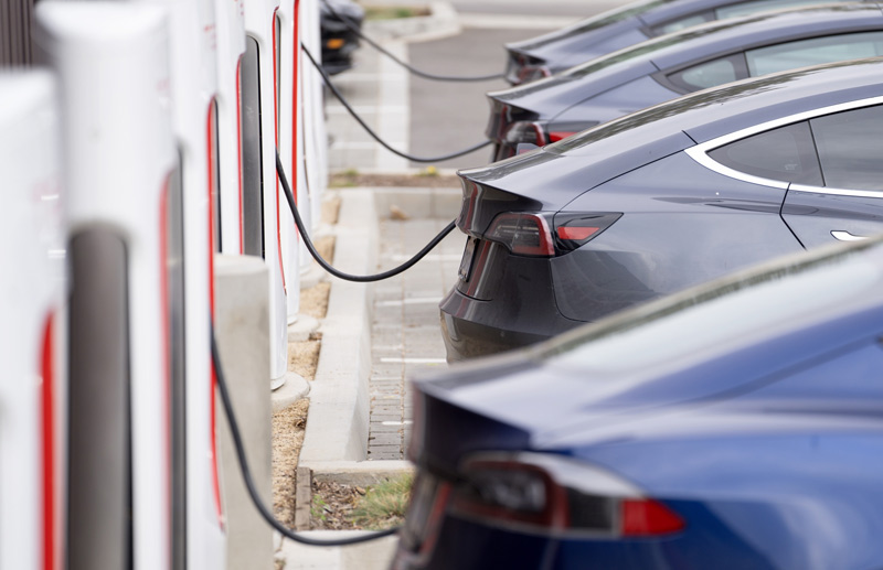 Vehículos eléctricos cargando la batería en EEUU.