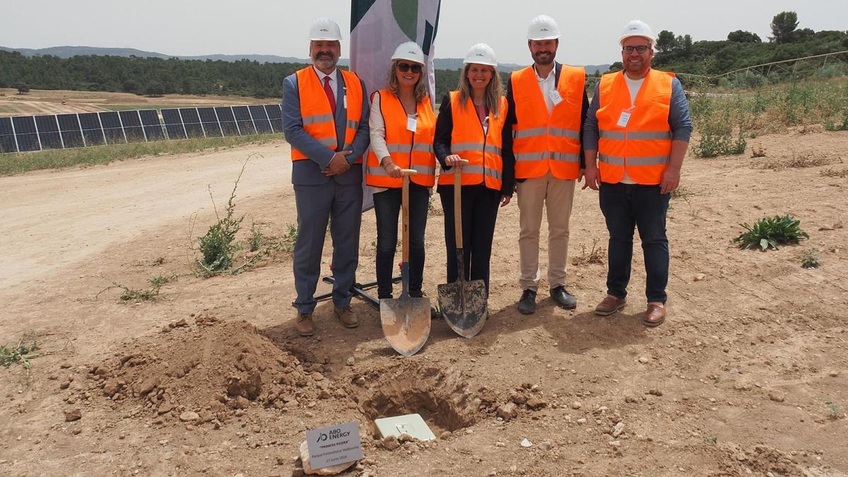 Alipio García, Director General de Transición Energética de Castilla-La Mancha; Marta Estellés, Directora de Finanzas y Consejera de ABO Energy España; Patricia Comes, Directora General de ABO Energy España; José Luis Escudero, Delegado Provincial de la Junta de Comunidades de Castilla-La Mancha en Guadalajara; Rubén García, Delegado Provincial de Desarrollo Sostenible en Guadalajara.