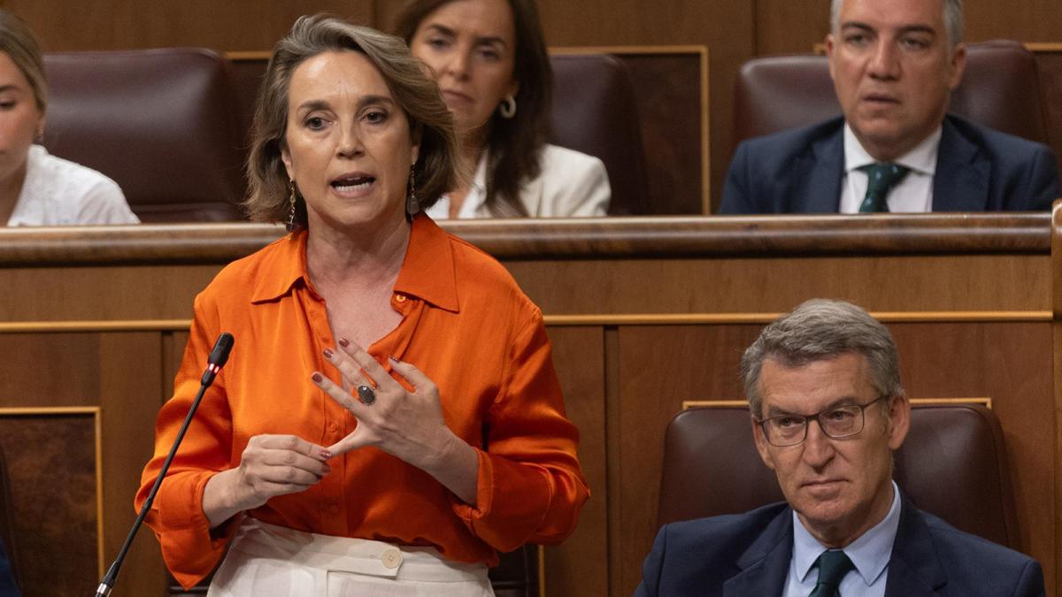 La secretaria general del PP, Cuca Gamarra, interviene durante una sesión de control al Gobierno, en el Congreso de los Diputados.