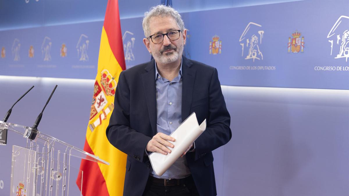 El portavoz económico de Sumar, Carlos Martín, durante una rueda de prensa del grupo plurinacional Sumar, en el Congreso de los Diputados, a 5 de marzo de 2024, en Madrid (España).