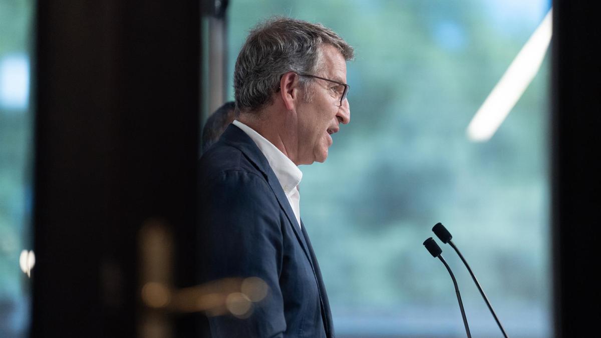 El presidente del PP, Alberto Núñez Feijóo, durante una rueda de prensa tras su reunión con el grupo del PP, en el Parlament de Catalunya, a 8 de julio de 2024, en Barcelona, Catalunya (España).