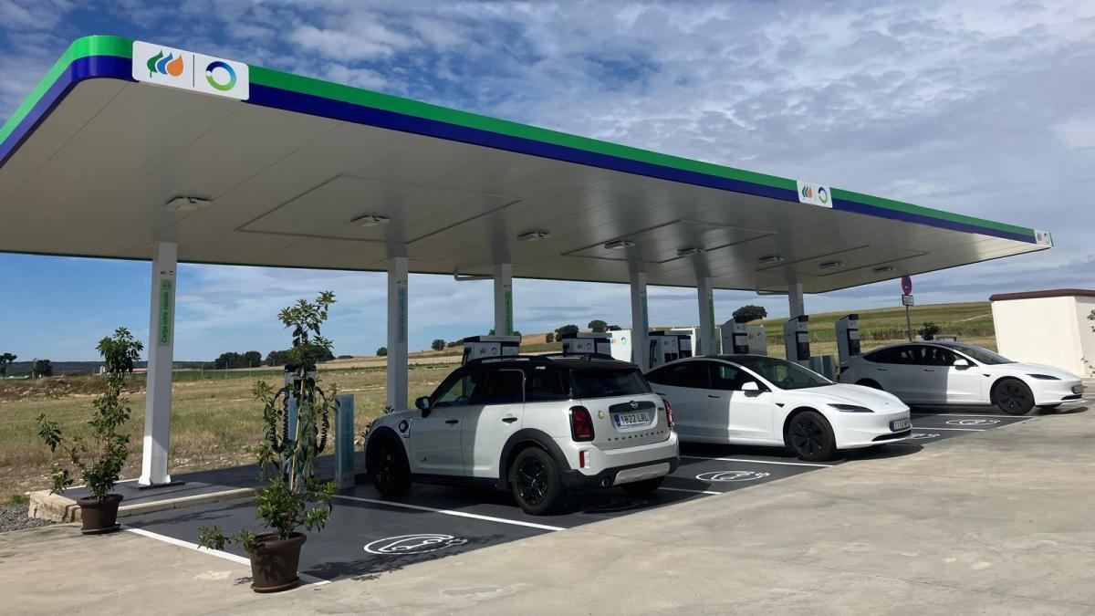 Iberdrola | bp pulse inaugura un hub de recarga ultrarrápida de vehículos eléctricos en Segovia