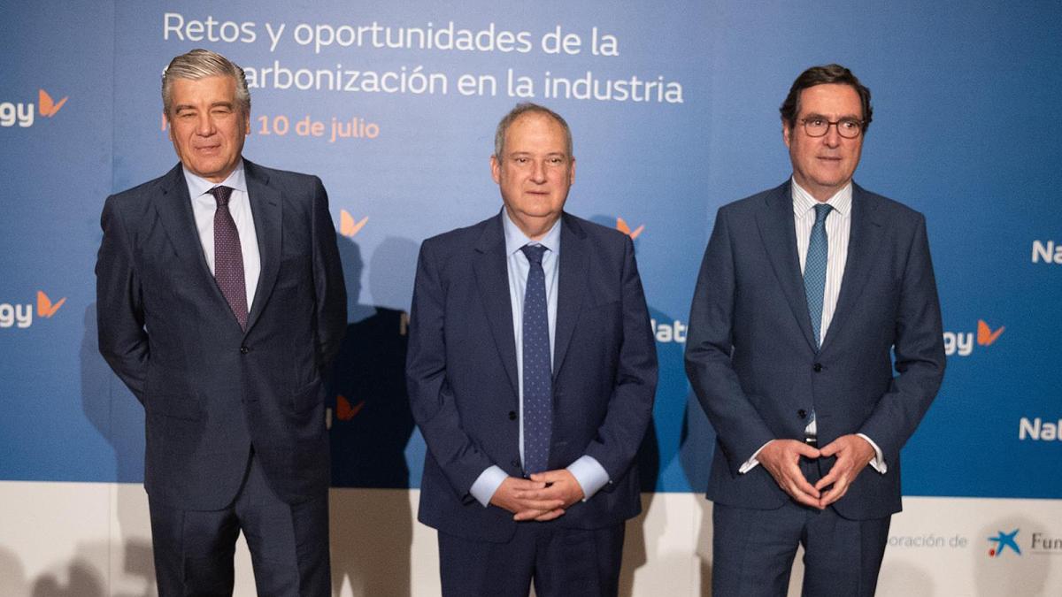 Francisco Reynés, presidente Ejecutivo de Naturgy; Jordi Hereu, ministro de Industria y Turismo y Antonio Garamendi, presidente de CEOE, que han participado en la inauguración de la jornada.