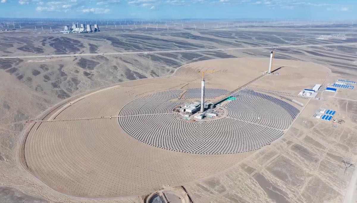 Así es la primera planta termosolar de doble torre del mundo: está en China y es un 24% más eficiente