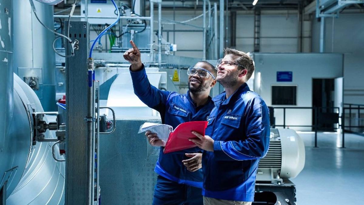 Trabajadores de BMW en una de las plantas de la compañía.