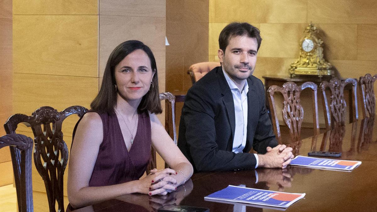 La secretaria general de Podemos, Ione Belarra, y el coordinador regional Podemos y diputado en el Congreso, Javier Sánchez Serna. 