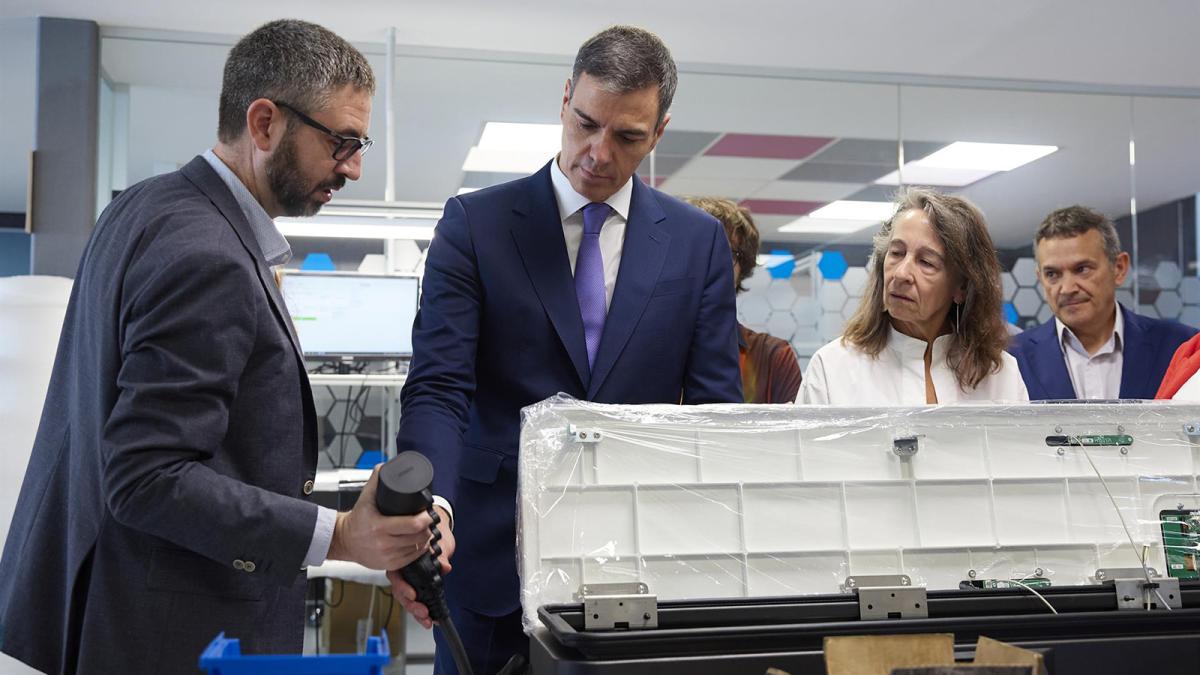 Sánchez visita Veltium en Vitoria para conocer sus soluciones de recarga de vehículos eléctricos