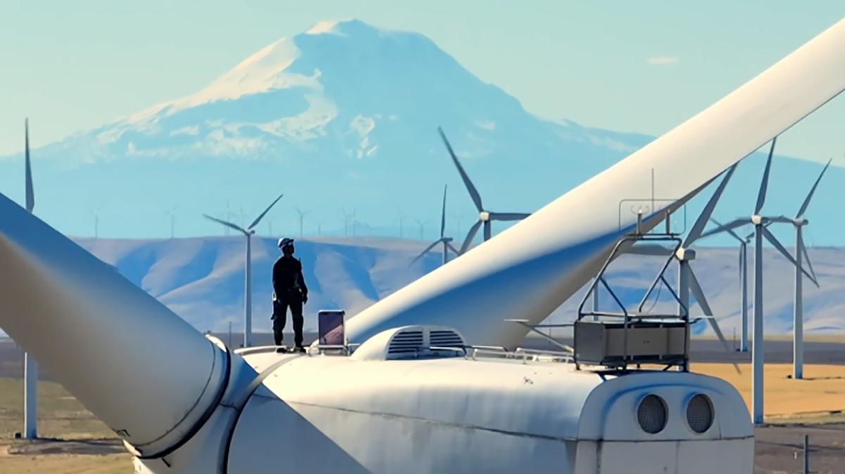 Trabajador de Iberdrola en un parque eólico terrestre.