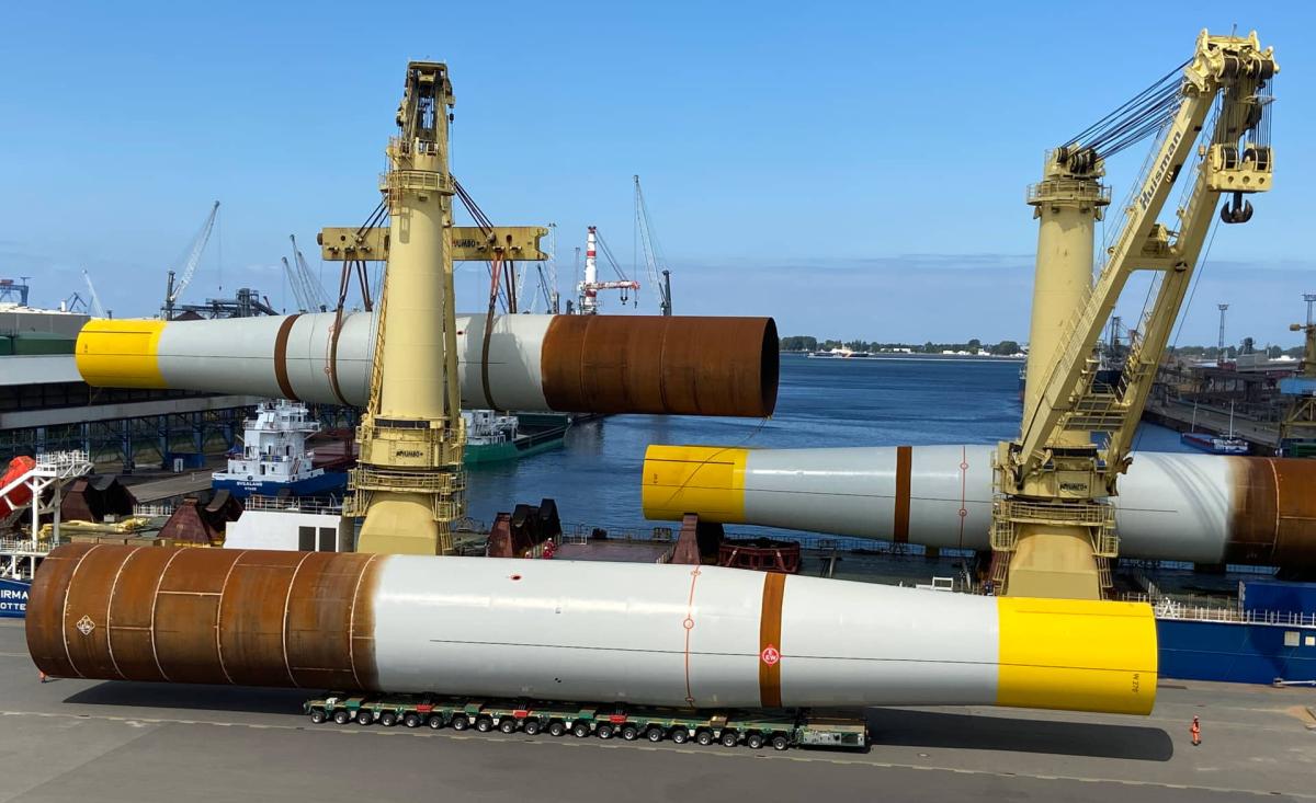 Carga de monopilotes en el muelle de EEW SPC en Rostock, Alemania.