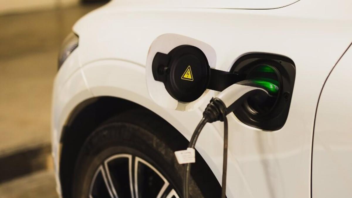 El mantenimiento de un coche eléctrico premium es un 85% más caro que uno convencional