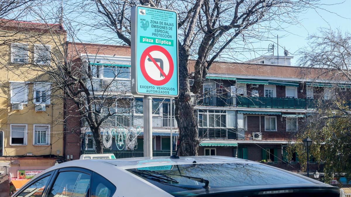 Un cartel anuncia la Zona de Bajas Emisiones (ZBE) en Plaza Elíptica.