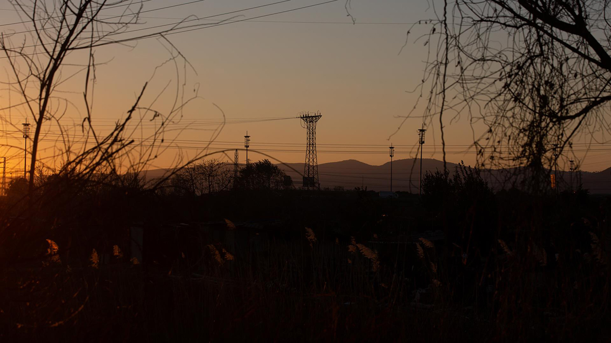 Un poste eléctrico, a 12 de enero de 2021, en Barcelona, Cataluña (España).