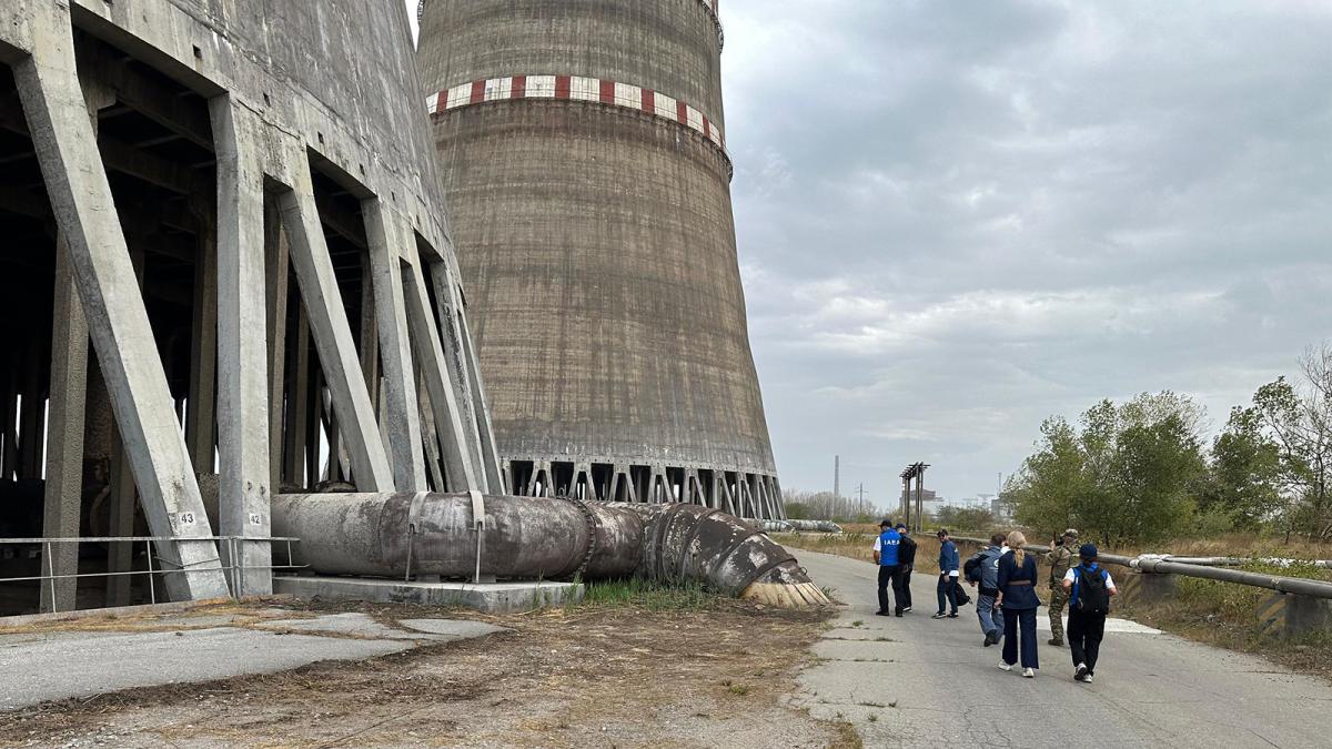 El director general del OIEA, Rafael Grossi, en su visita a la central nuclear de Zaporiyia.