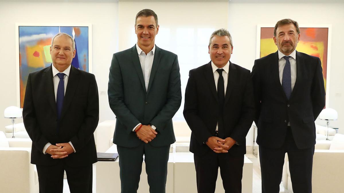 Fotografía de familia de la reunión de Pedro Sánchez con los representantes de la Asociación Española de Fabricantes de Automóviles y Camiones (Anfac). 