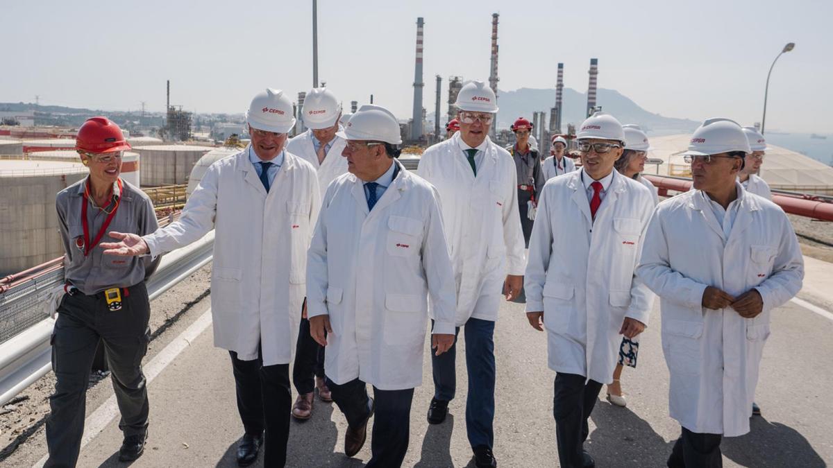 El ministro de Industria y Turismo, Jordi Hereu, junto a responsables de Cepsa en San Roque.