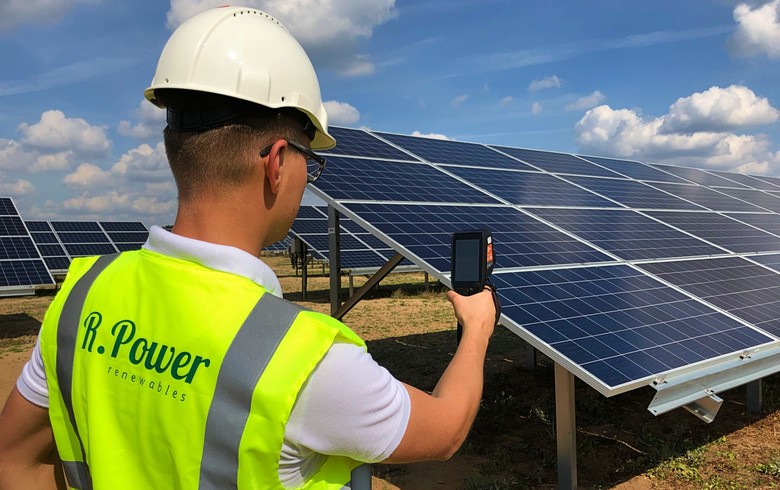 Un técnico de R. Power realiza algunas comprobaciones en un parque solar.